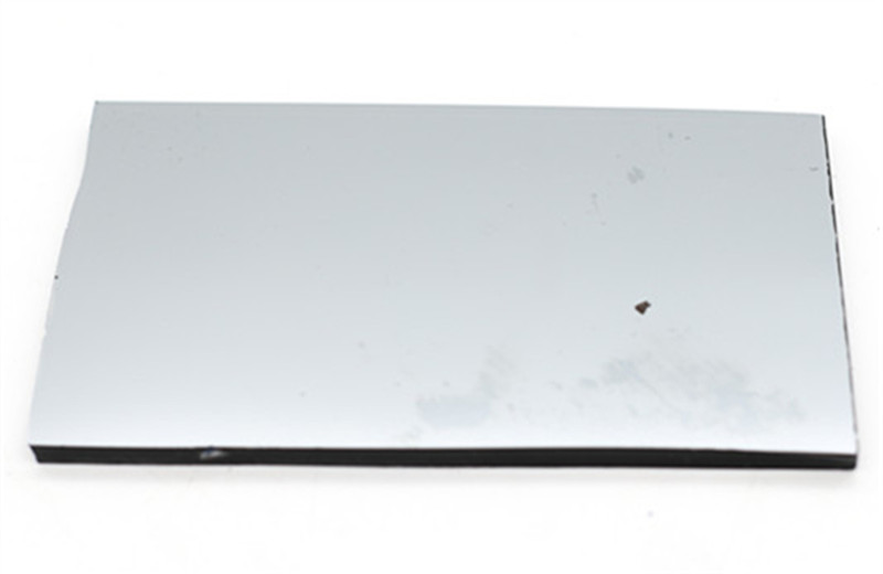 صفائح زجاجية عاكسة مطلية باللون الأسود