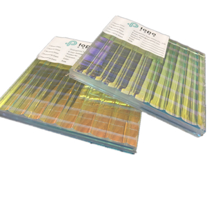 زجاج فني مصفح بنمط متدرج بزوايا مختلفة يُظهر ألوانًا مختلفة