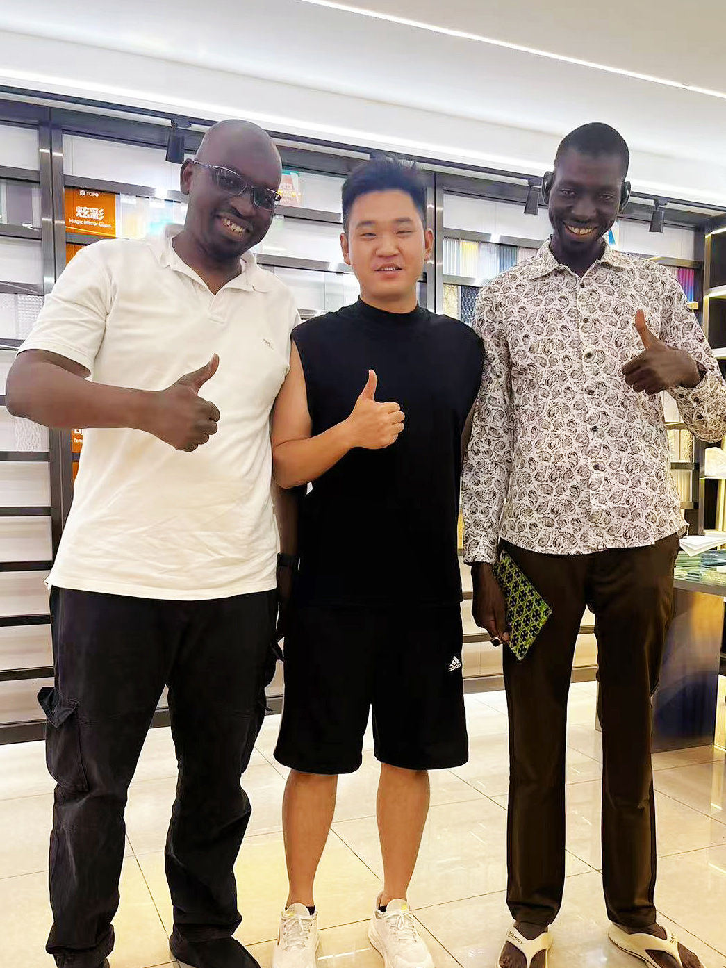 يقوم العملاء الماليون بزيارة للموقع، مع التركيز على الزجاج المطلي عالي الجودة والفائق الوضوح (4) 