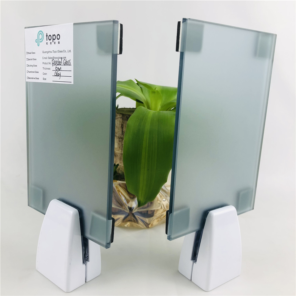 زجاج بلوري رمادي