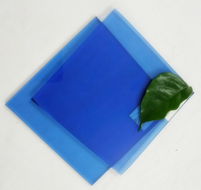 زجاج أزرق داكن