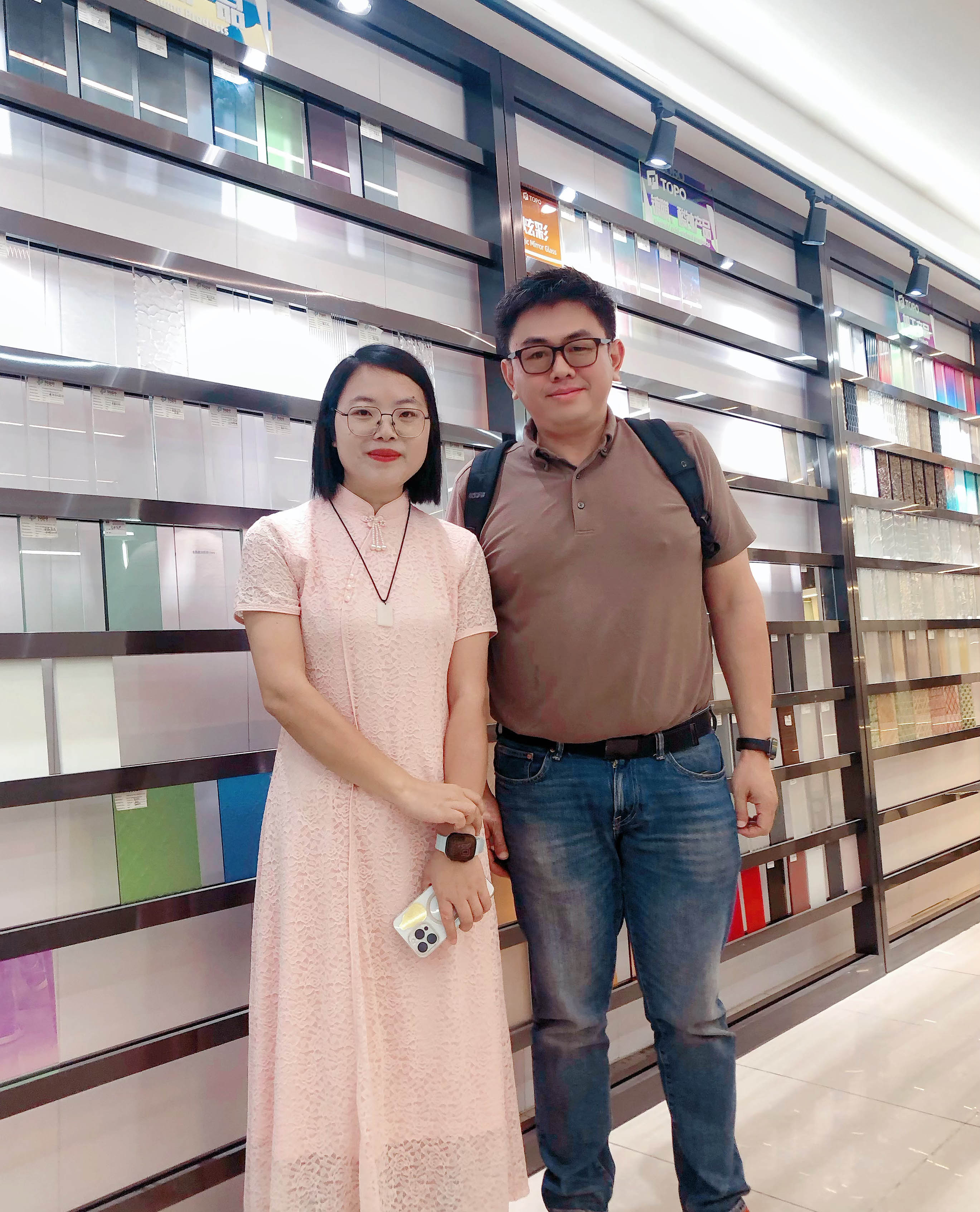 صورة مع العميل (1)