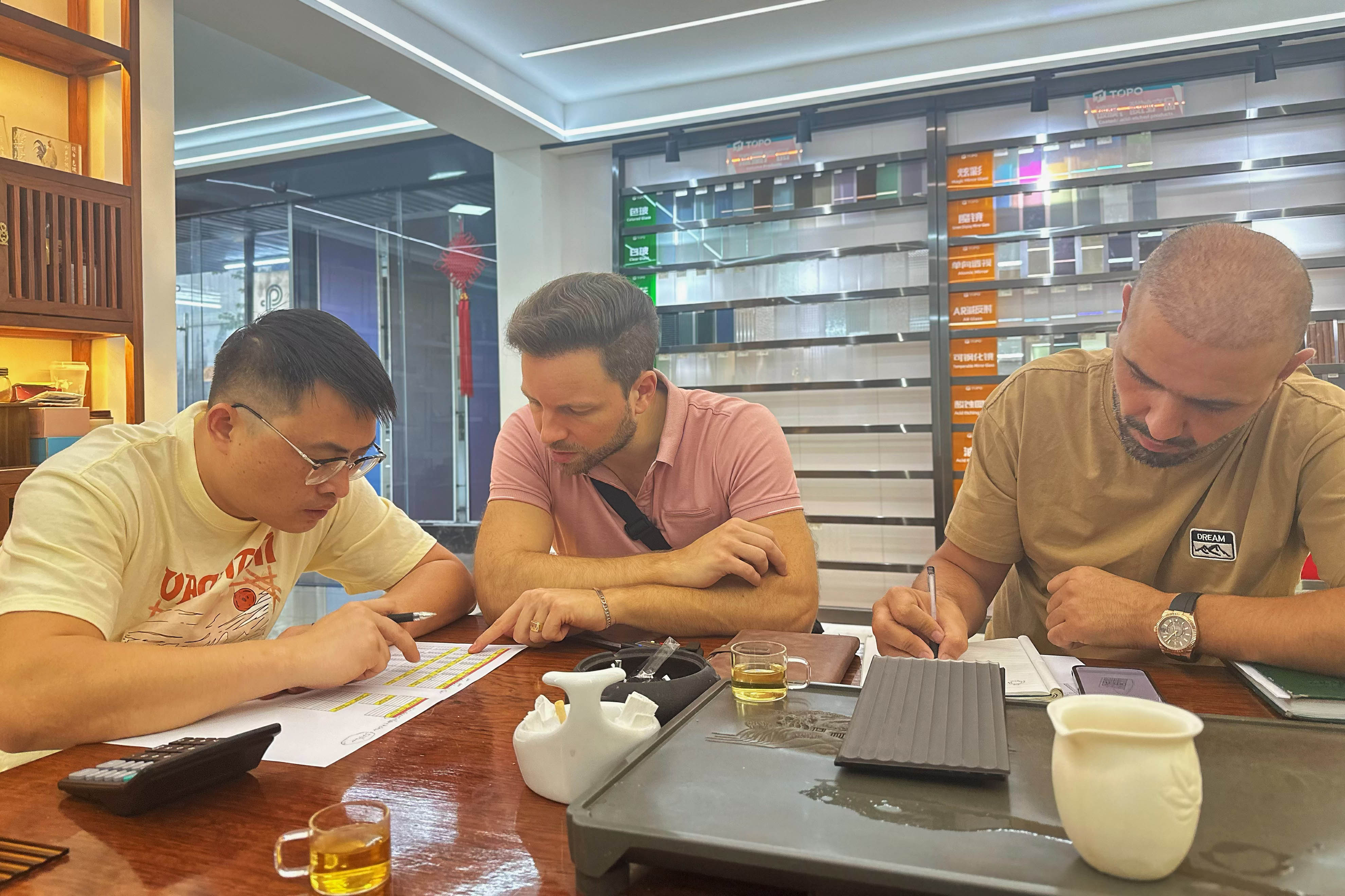 قام ممثلو مشتريات المباني التجارية الفرنسية بزيارة شركة TopoGlass لتعزيز التعاون في المشروع (1)