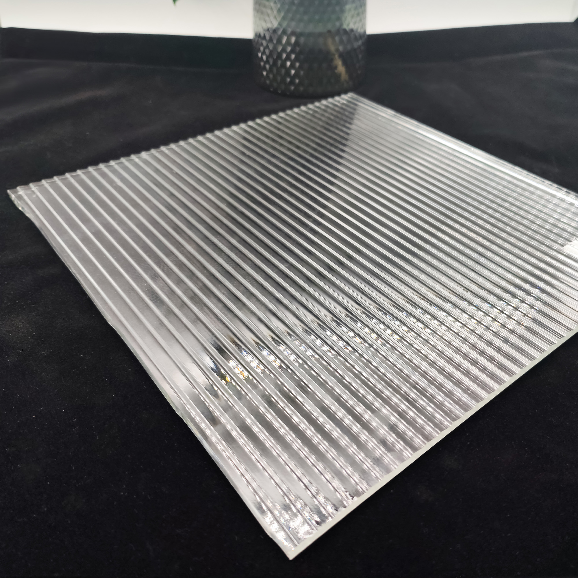 زجاج ذو نمط محكم