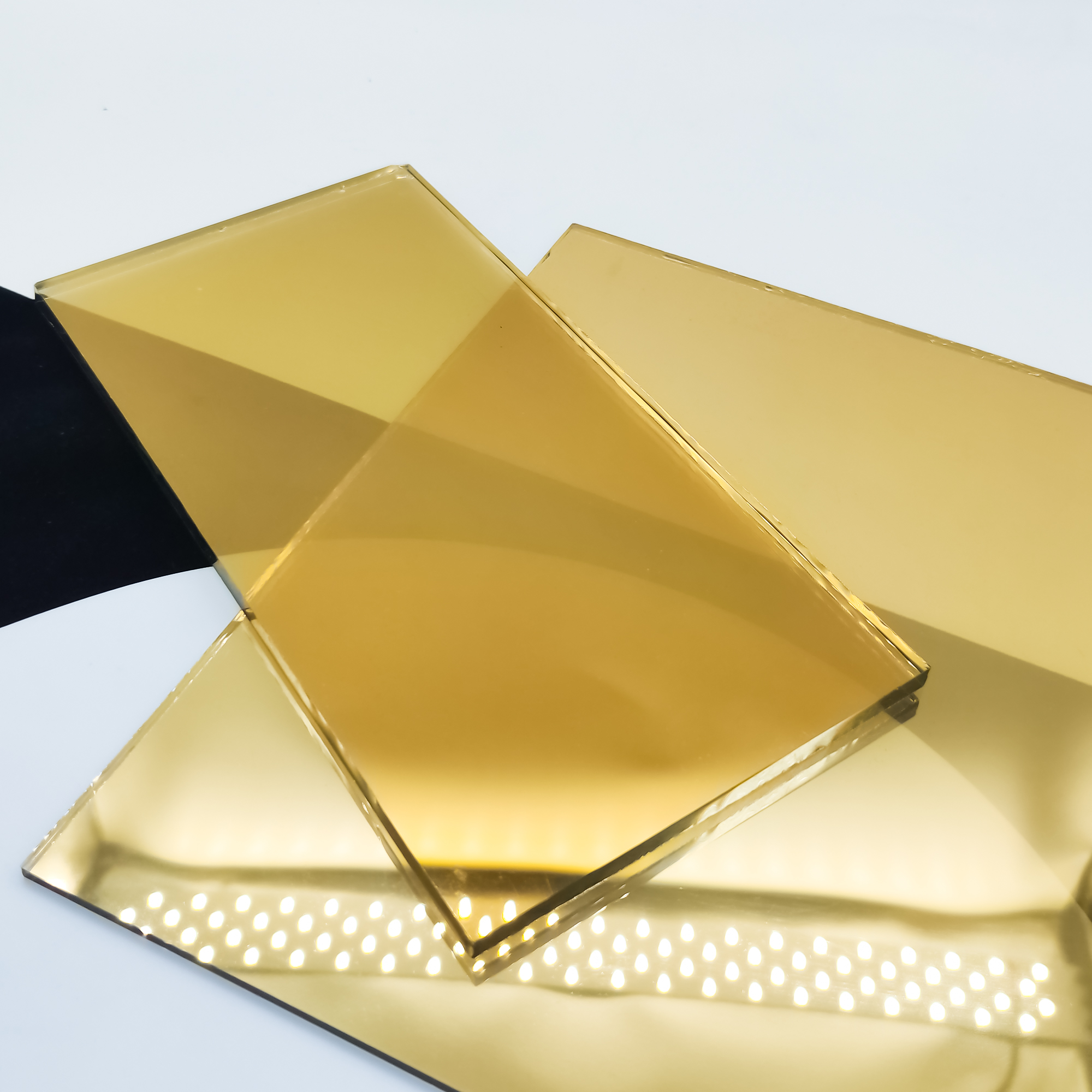 زجاج عاكس مطلي بالذهب