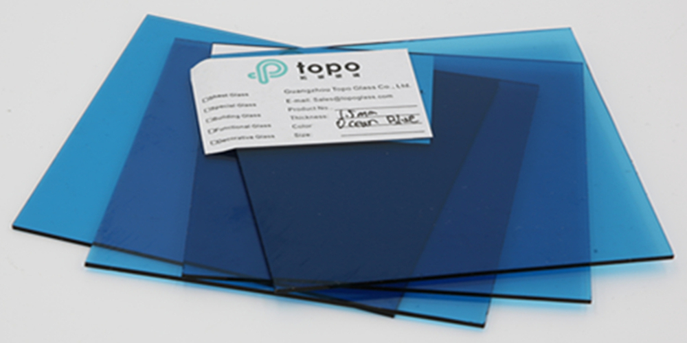 زجاج أزرق داكن