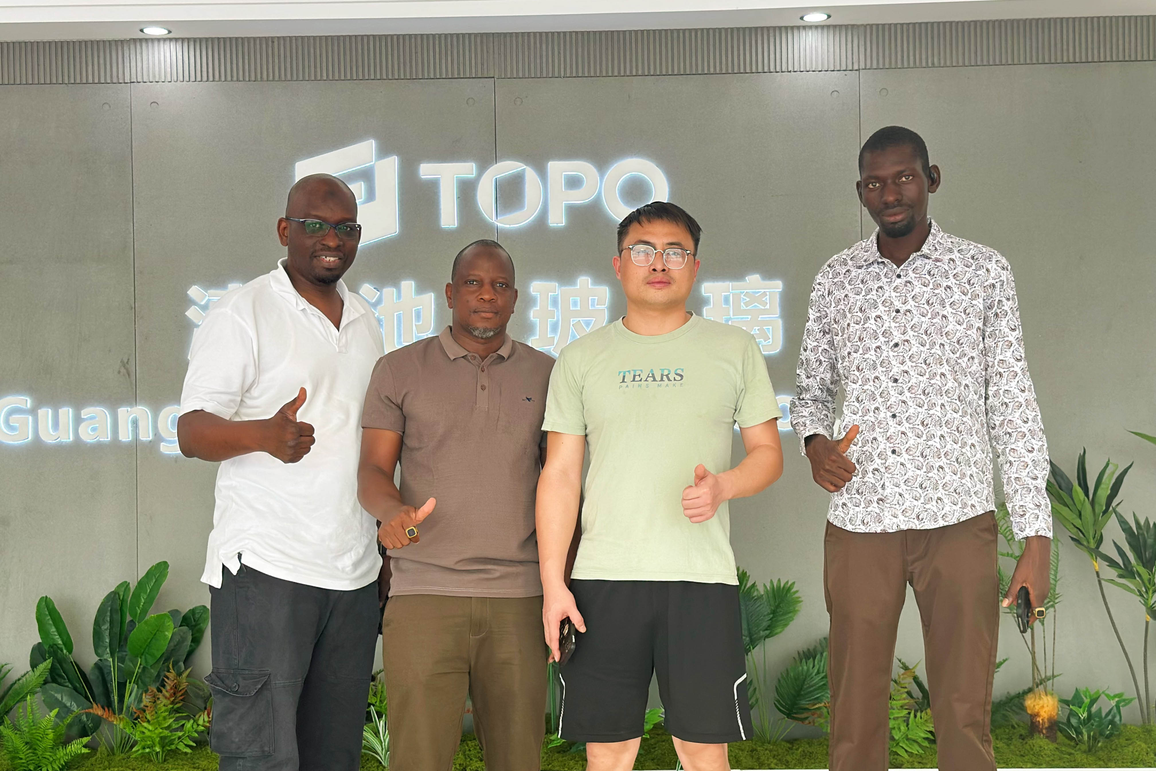 يجري العملاء الماليون زيارة للموقع، مع التركيز على الزجاج المطلي عالي الجودة والشفاف للغاية (5)