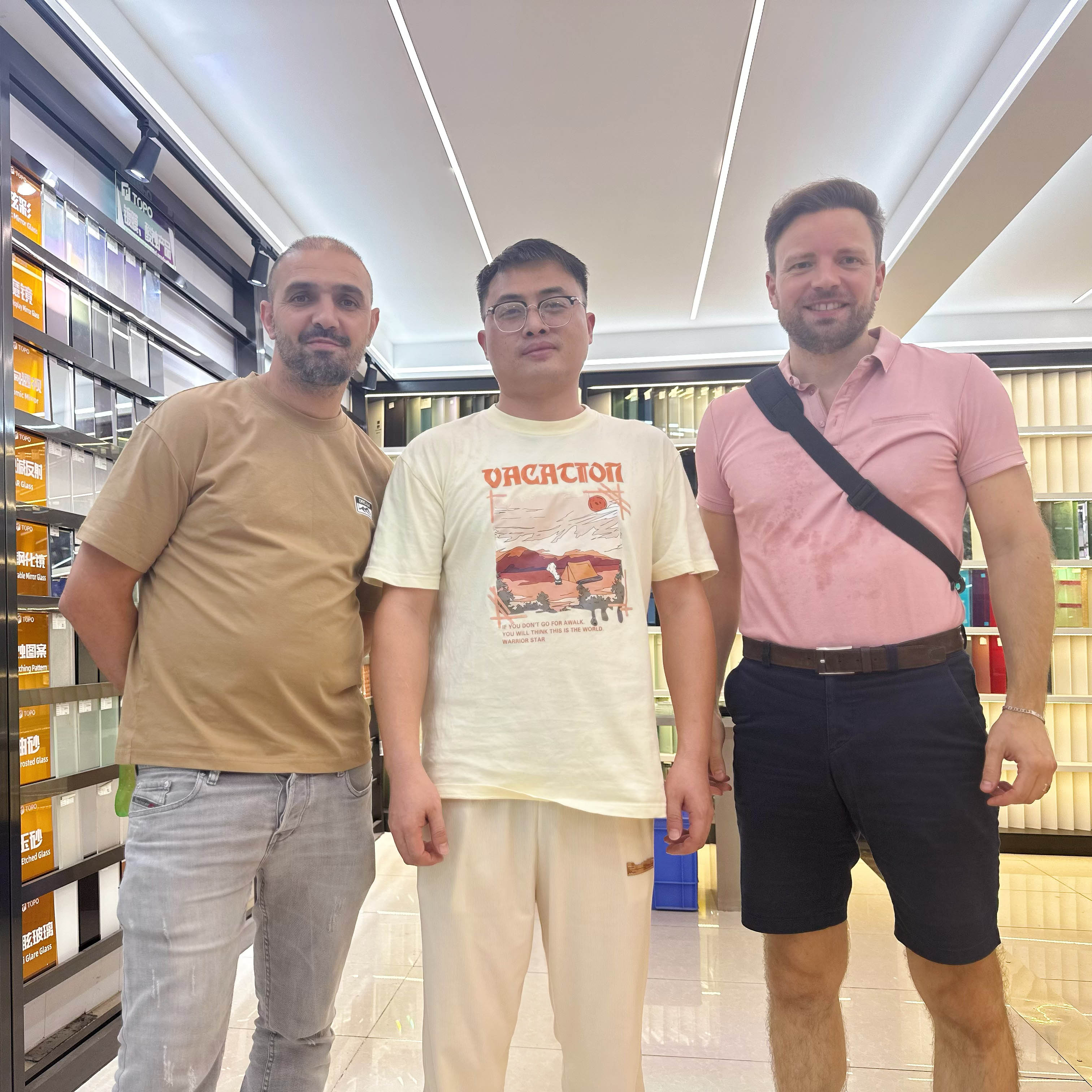 قام ممثلو مشتريات المباني التجارية الفرنسية بزيارة شركة TopoGlass لتعزيز التعاون في المشروع (2)