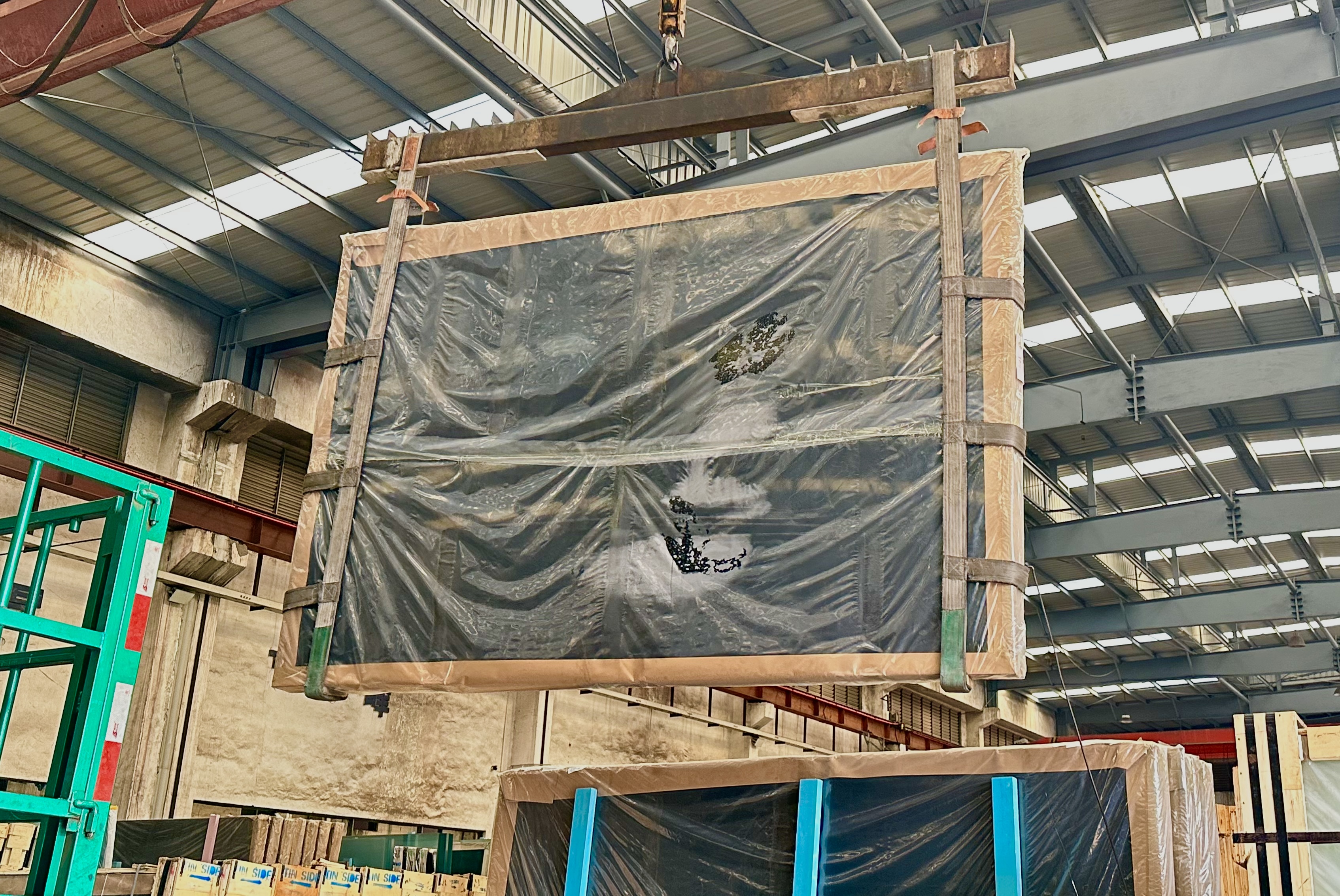 زجاج ملون باللون الأسود