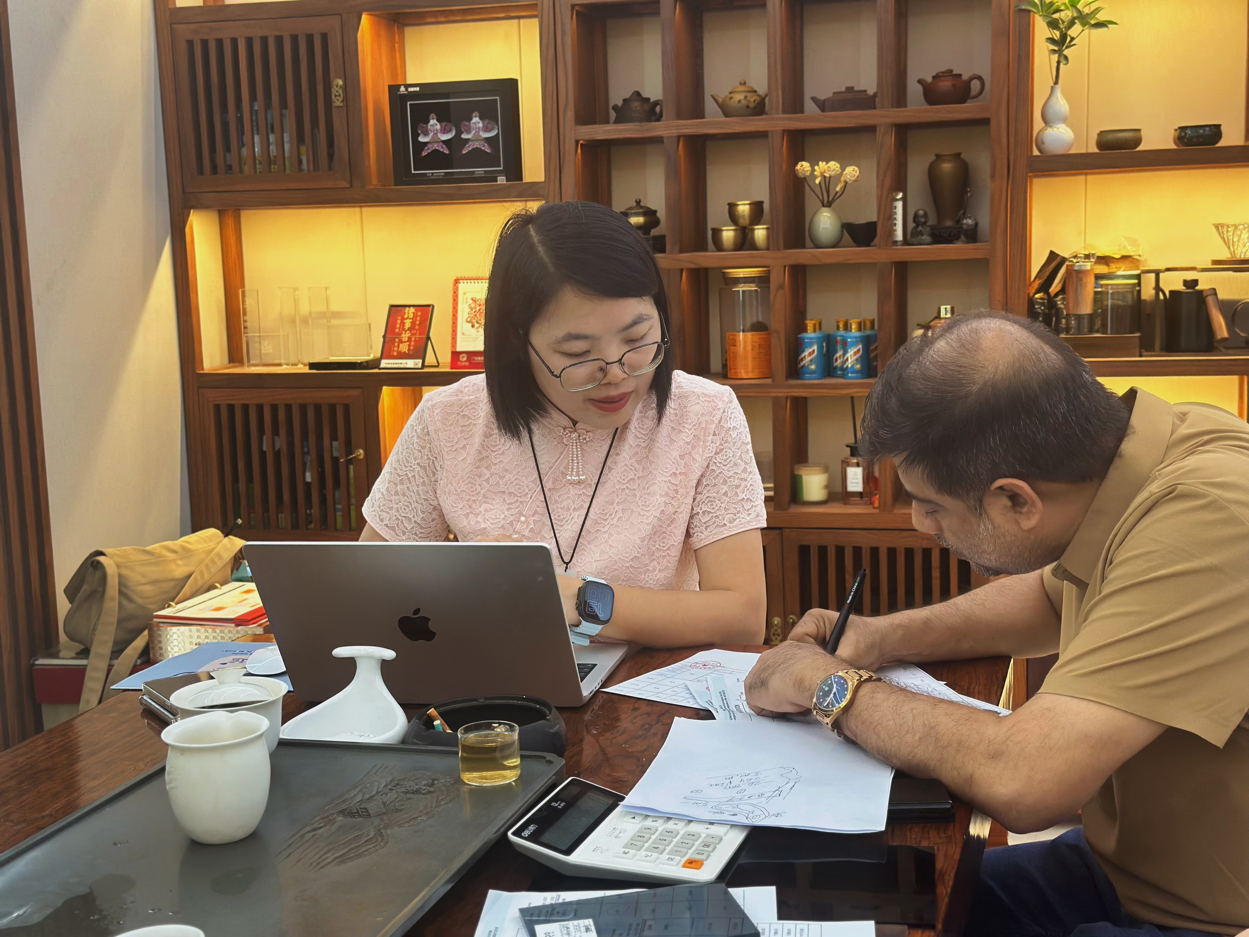 عميل من دولة الإمارات العربية المتحدة يزور شركة TopoGlass لتعزيز التعاون مع شركة تصنيع الزجاج الصينية (2)