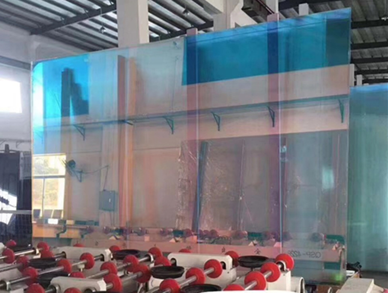 زجاج ثنائي اللون