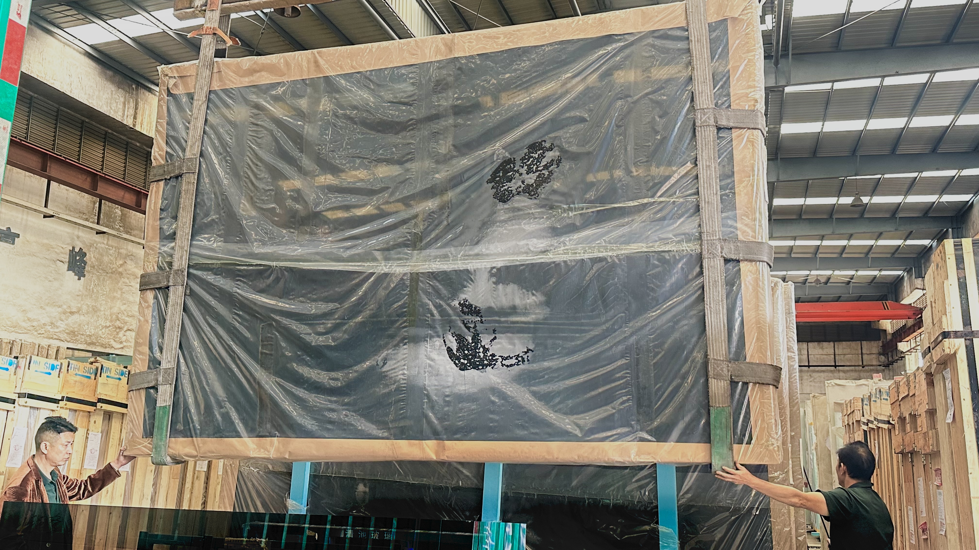 زجاج ملون باللون الأسود