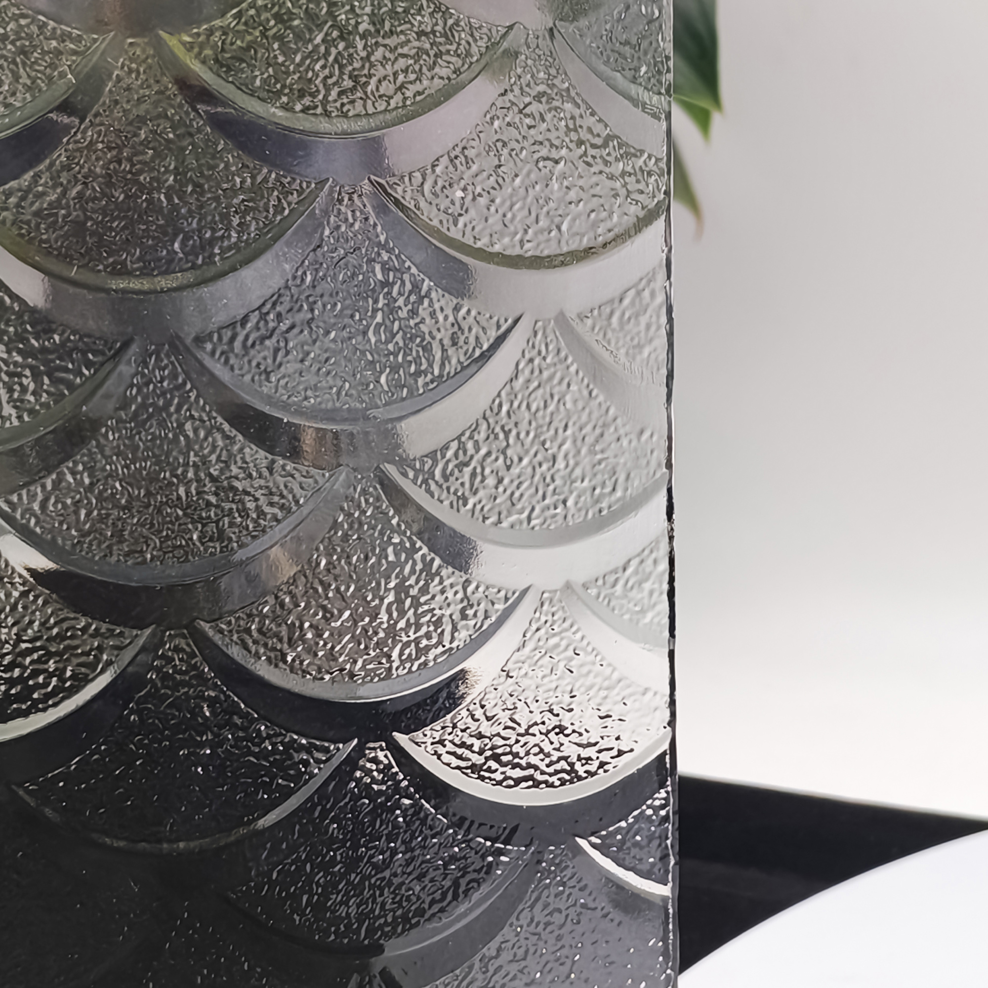 الزجاج الغامض