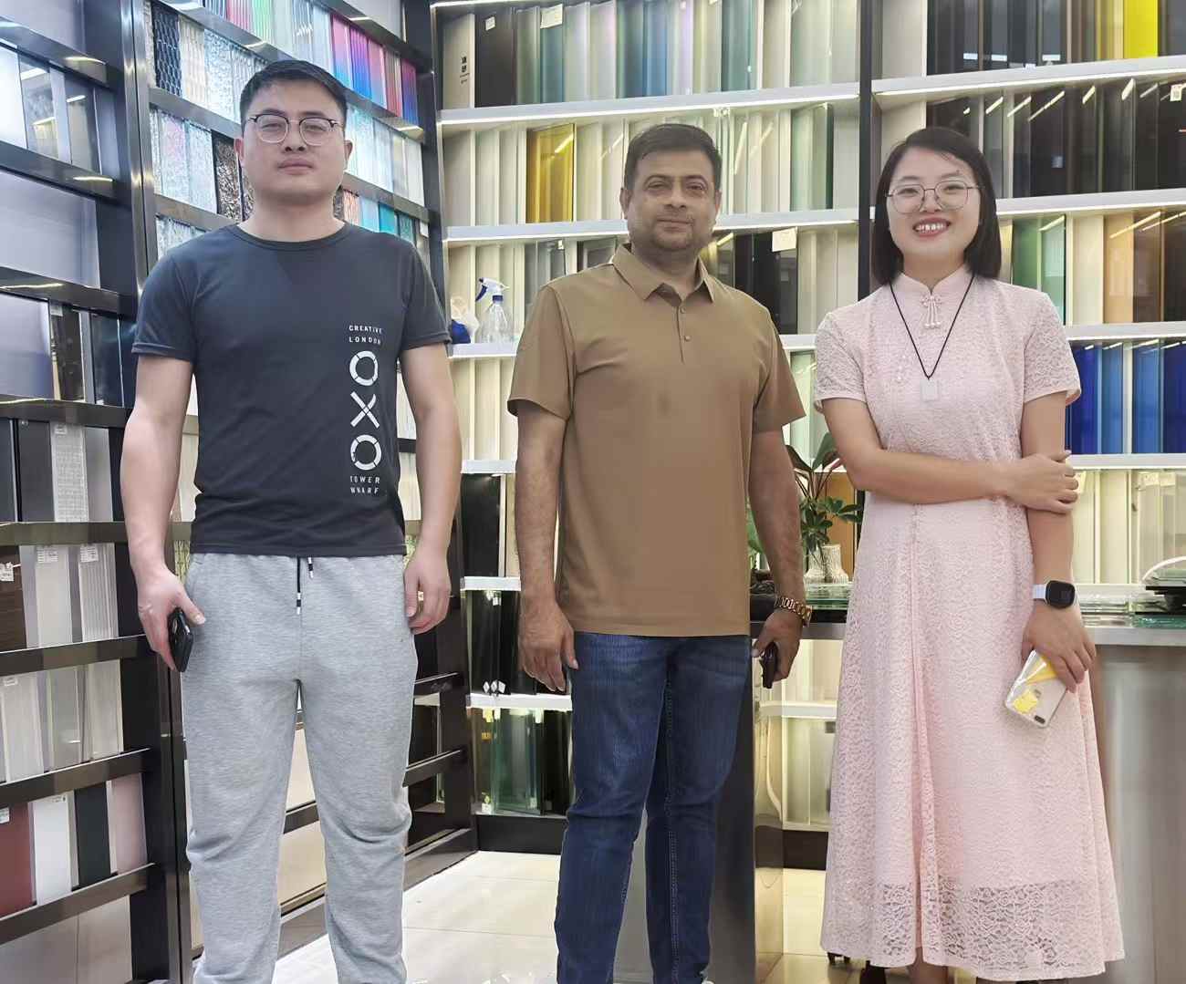 عميل من دولة الإمارات العربية المتحدة يزور شركة TopoGlass لتعزيز التعاون مع شركة تصنيع الزجاج الصينية (1)