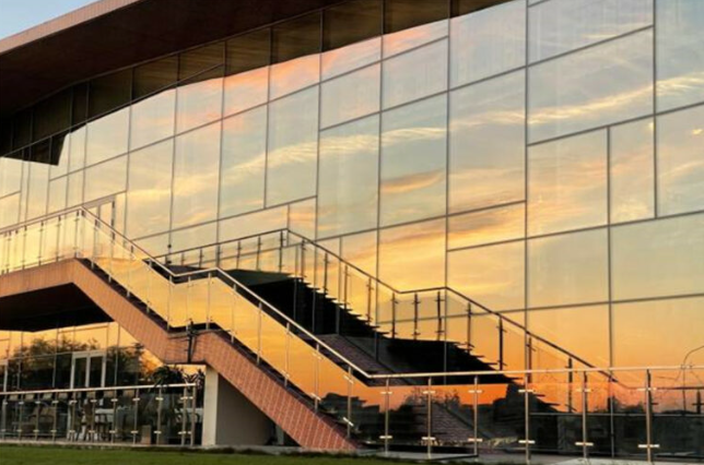 زجاج عاكس مطلي بالذهب