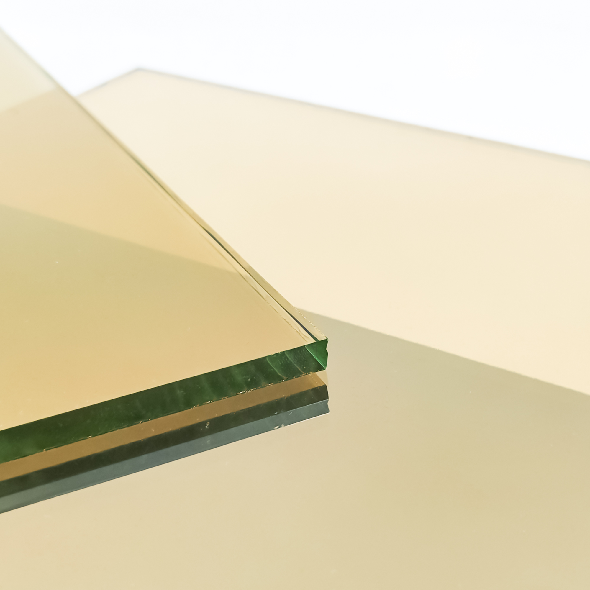 زجاج عاكس مطلي بالذهب