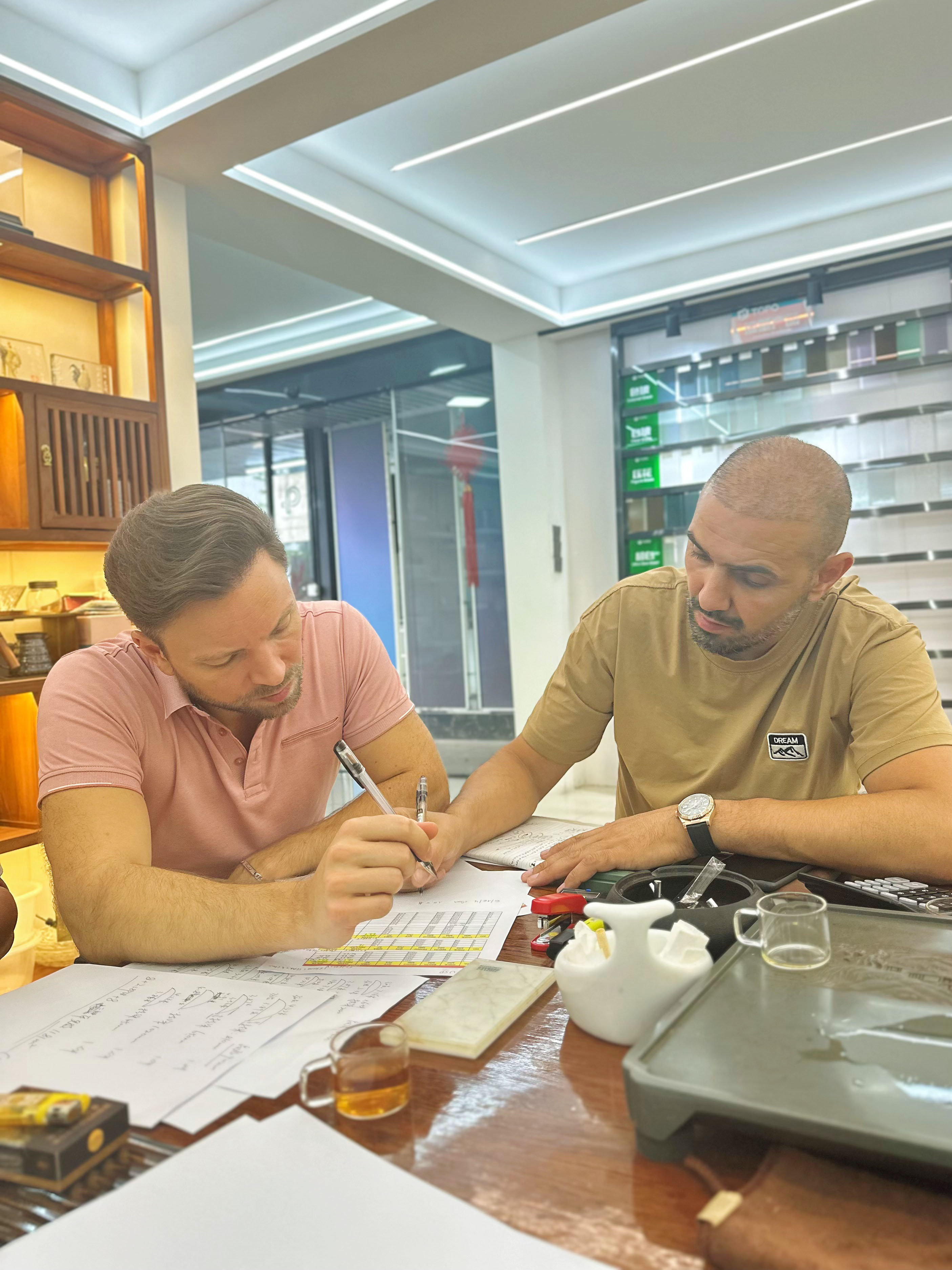 قام ممثلو مشتريات المباني التجارية الفرنسية بزيارة شركة TopoGlass لتعزيز التعاون في المشروع (3)